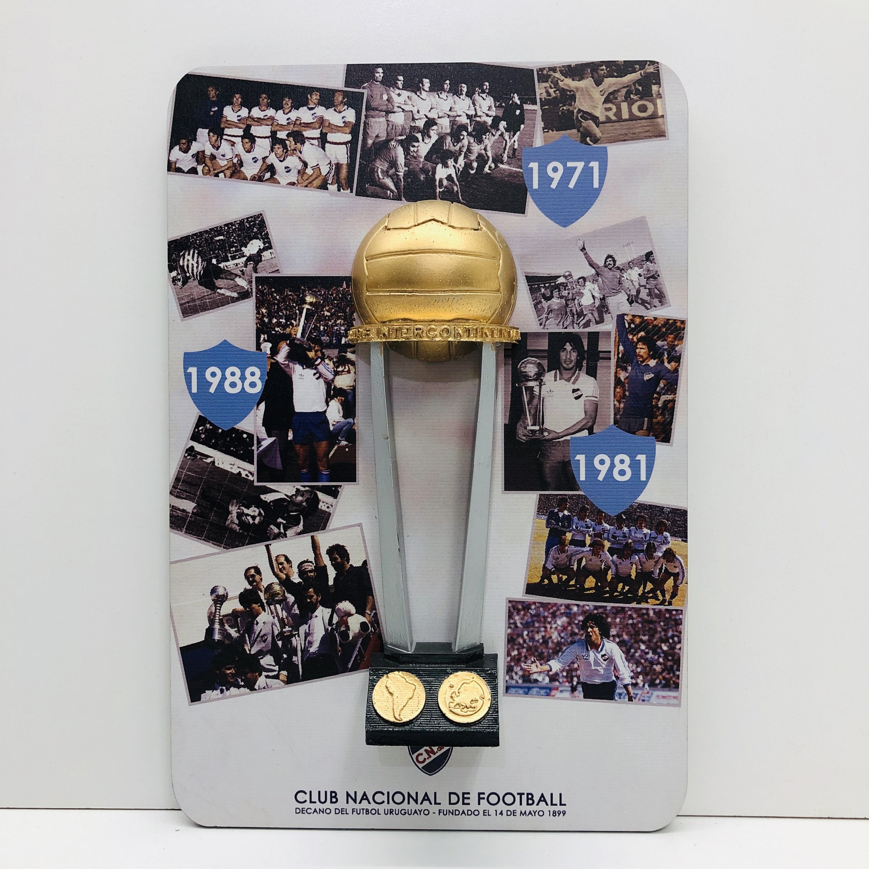 Copa Intercontinental - Club Nacional de Football .Base impresa con fotos y copa réplica pegada. 